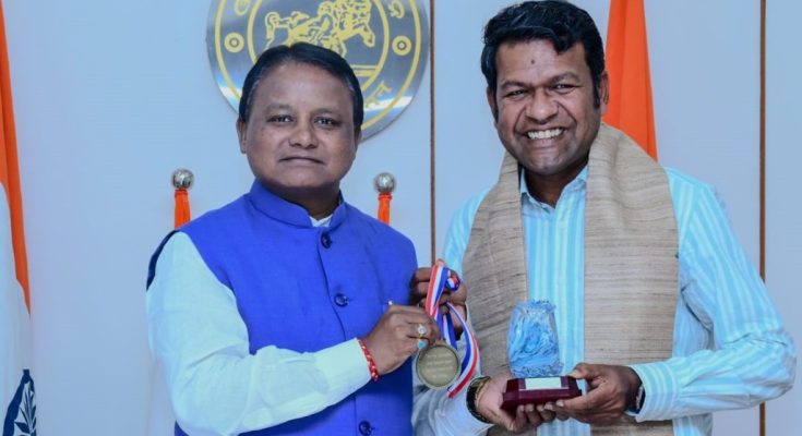 CM Felicitates Sudarshan Patnaik