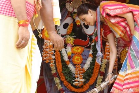 Billionaire Woman Devotee Performs Chhera Pahanra at Odisha’s Angul Rath Yatra