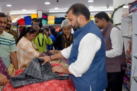 Khadi Festival 2026: KVIC Chairman Inaugurates Exhibition at Delhi Haat